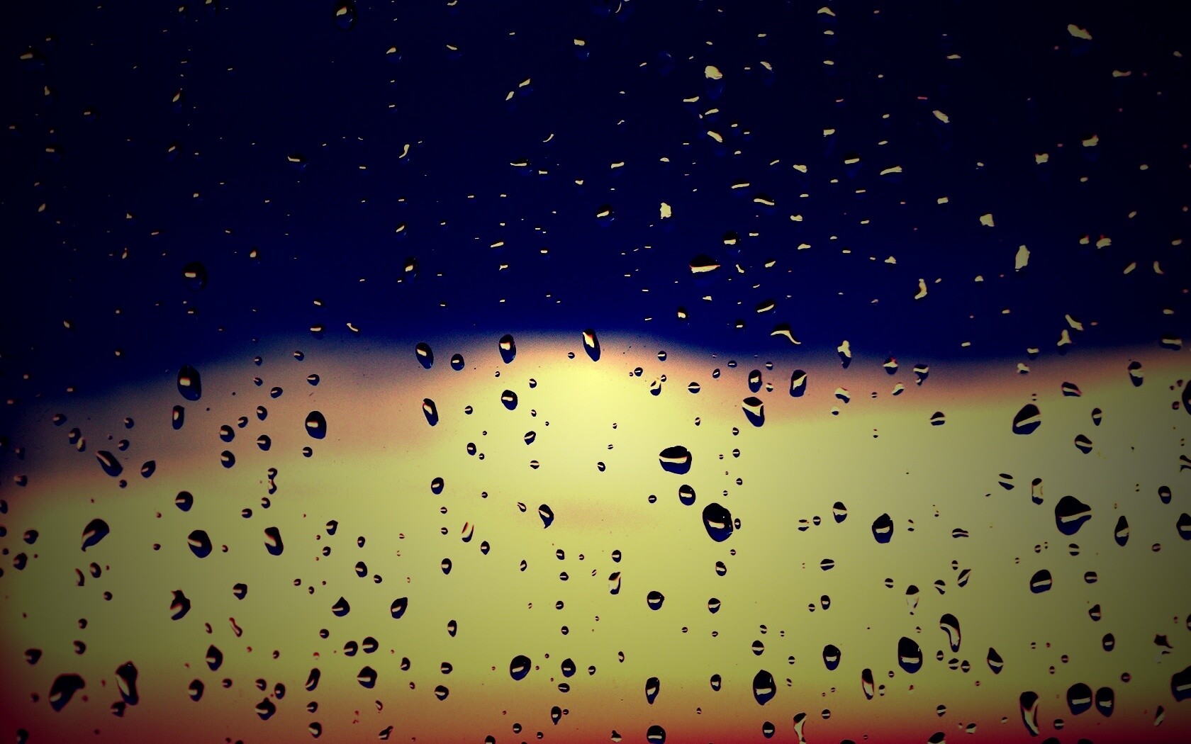 Капли на стекле обои