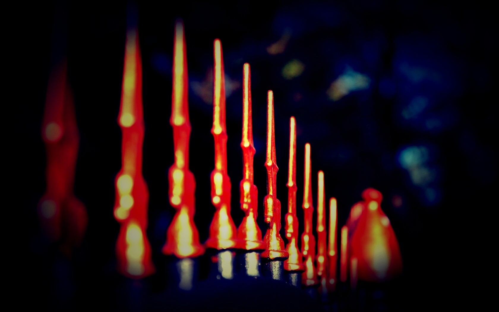 Оранжевые наконечники на ограде обои