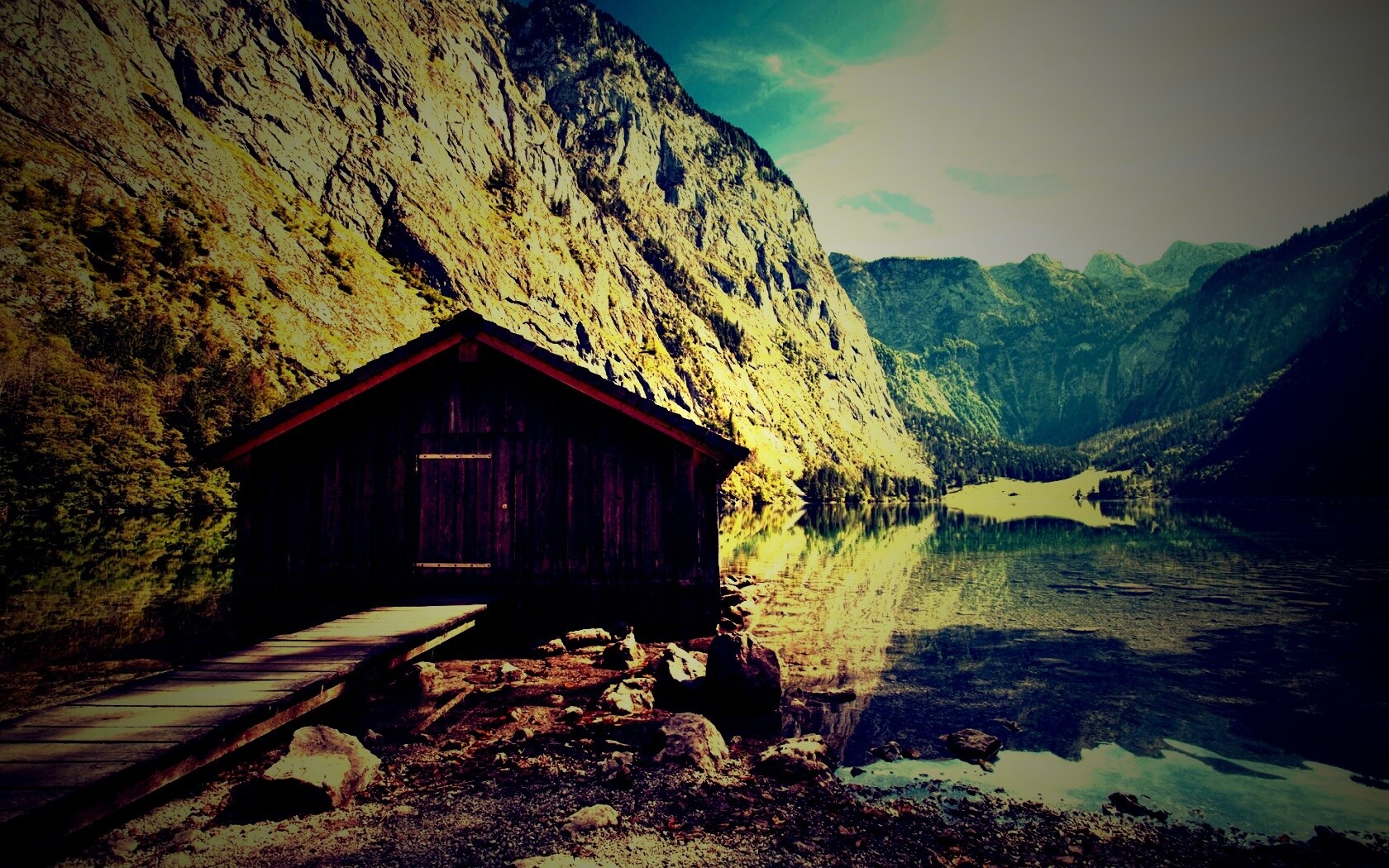 Лодный сарай на горном озере обои