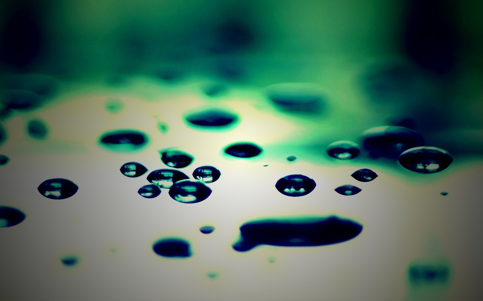 Темные капли на зеркальнйо поверхности обои