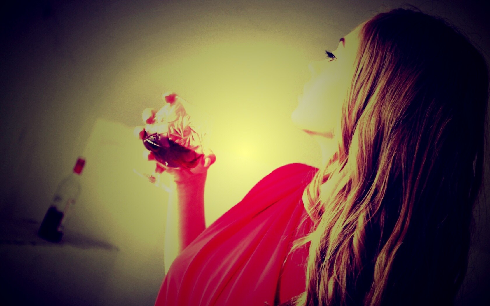 Девушка с бокалом обои