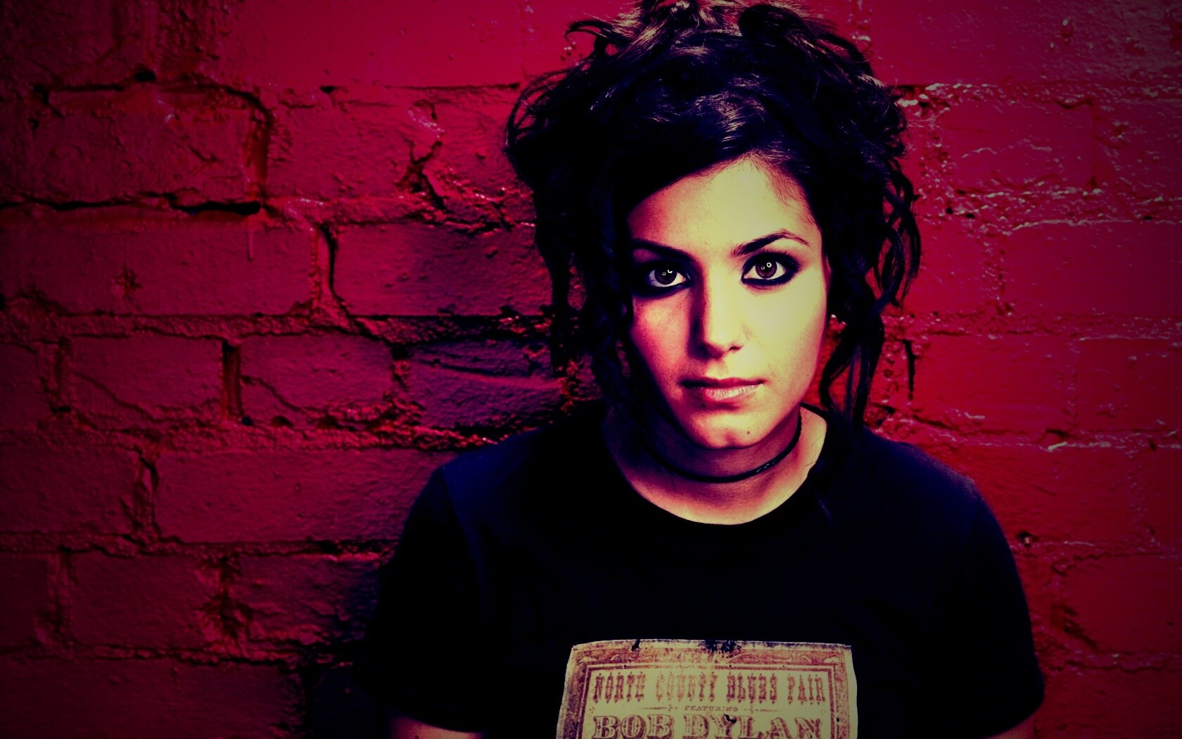 Подросток на фоне розовой кирпичной стены обои