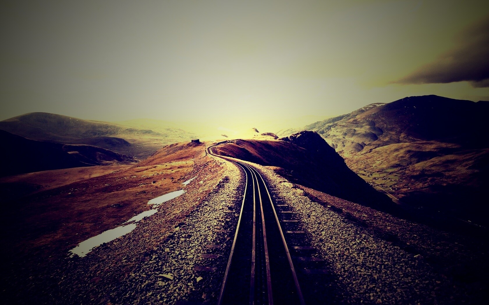 Рельсы уходящие вдаль обои