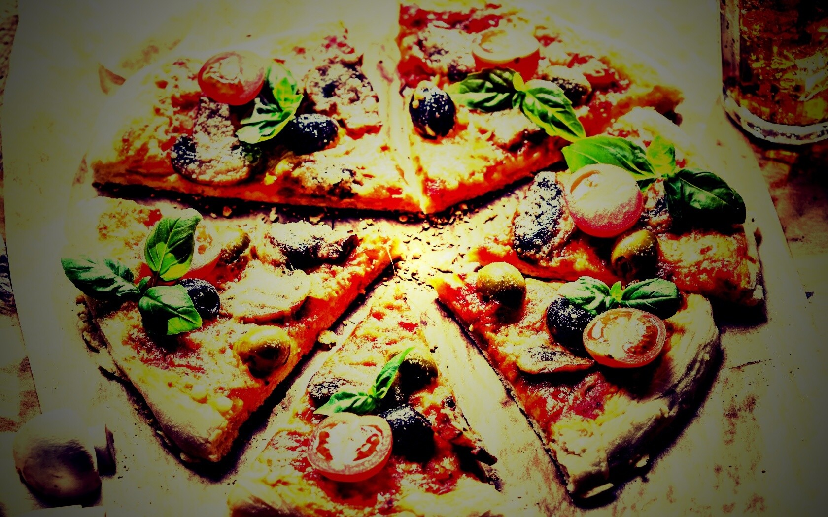 Сочная пицца с томатами и пармезаном обои