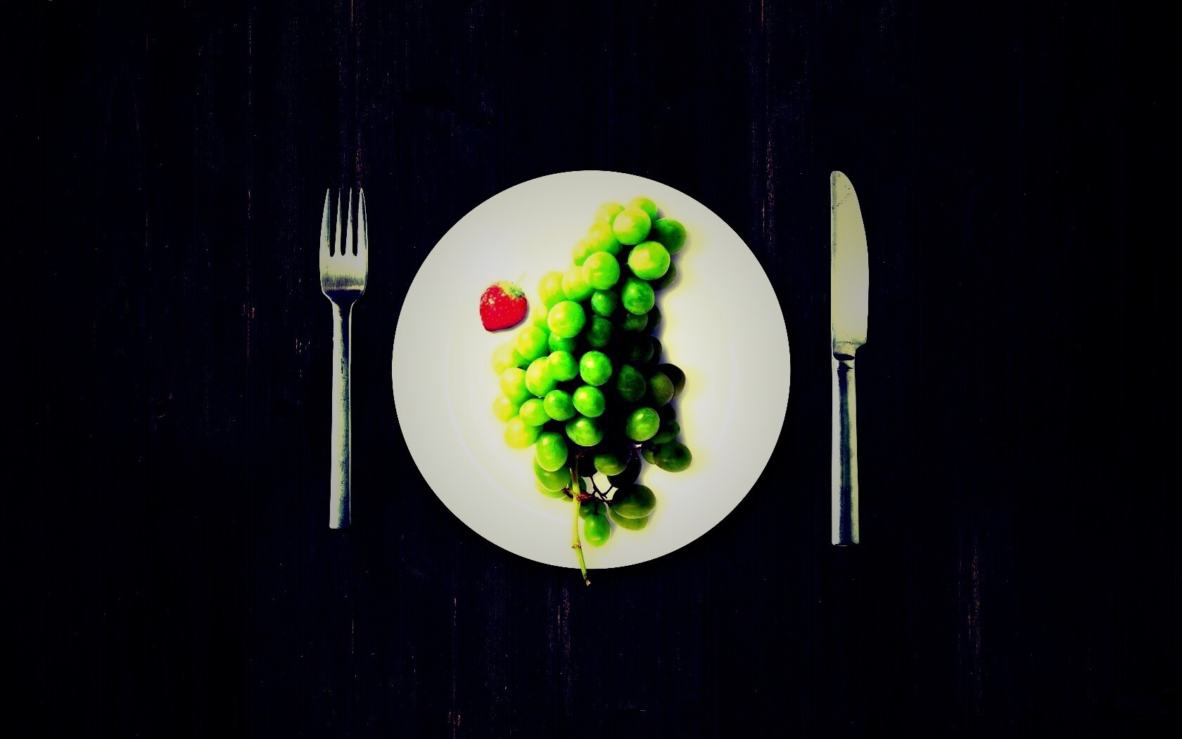 Виноград с клубникой обои