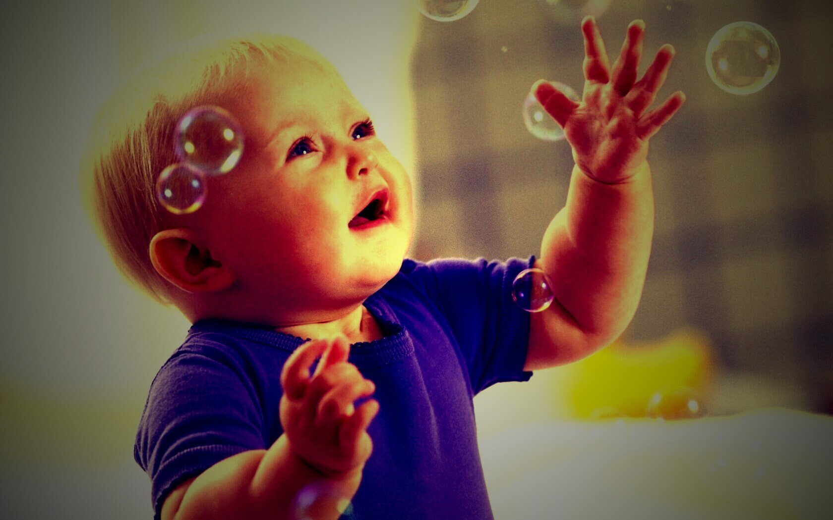 Игра с мыльными пузырями обои