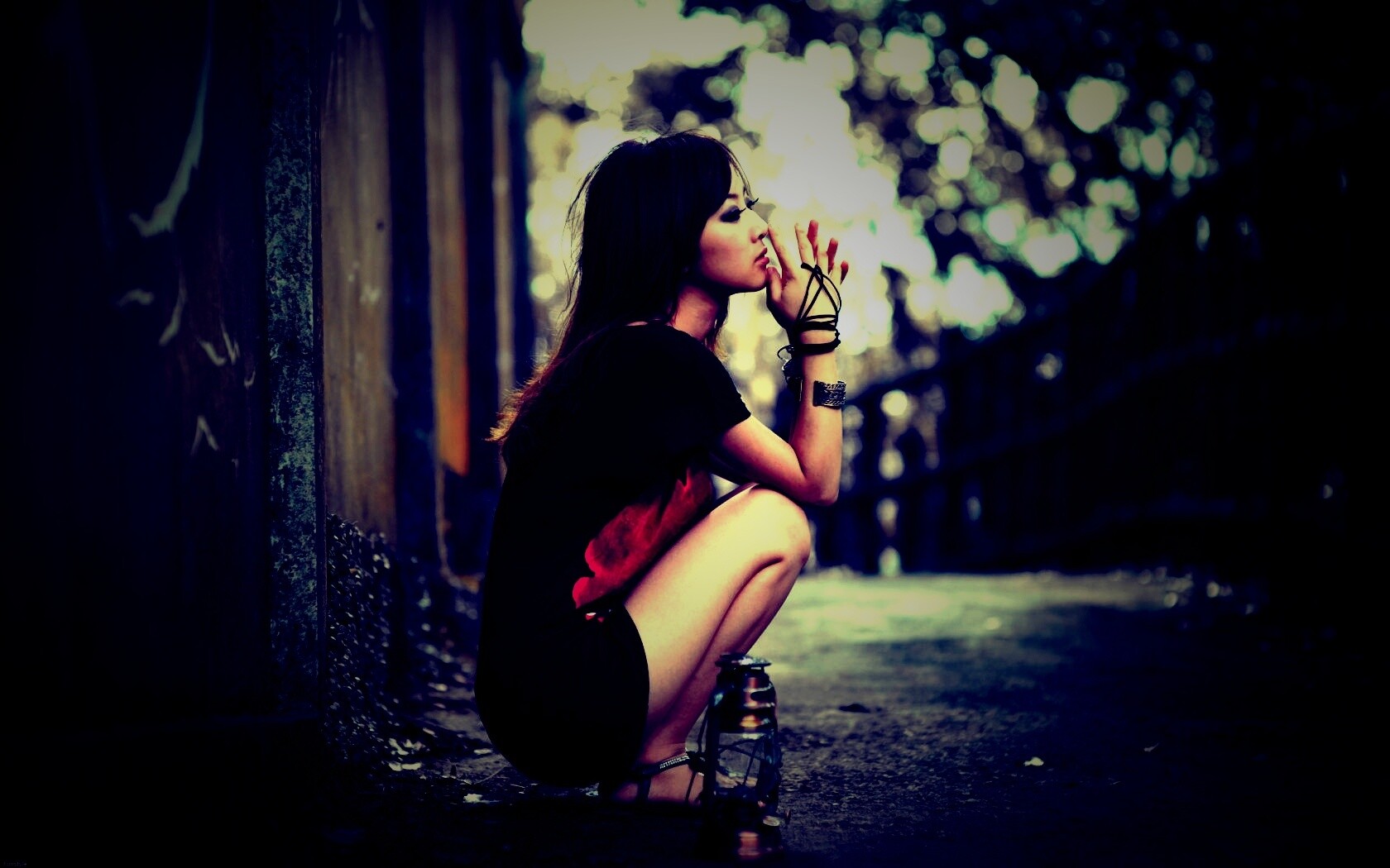 Японская девушка и масляный фонарь обои