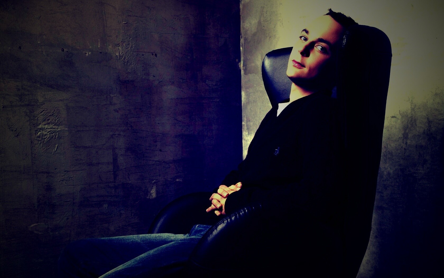 Джим Парсонс в крселе обои