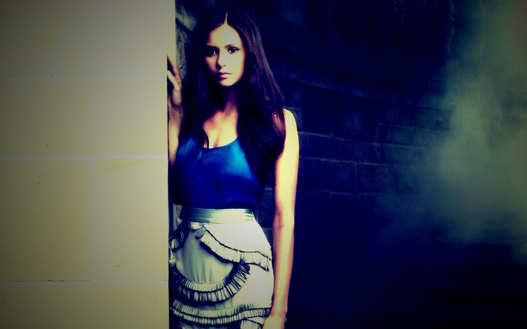 Девушка на лестнице обои