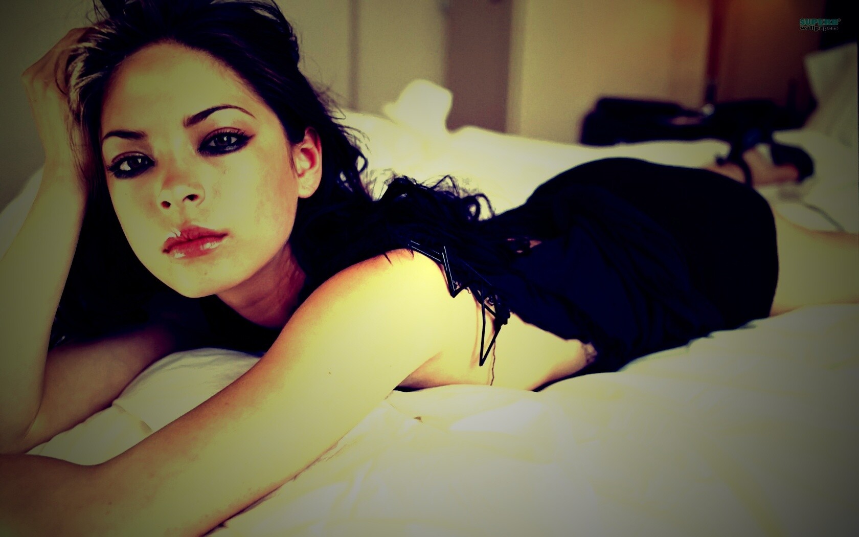 Кристин Кройк на кровати обои