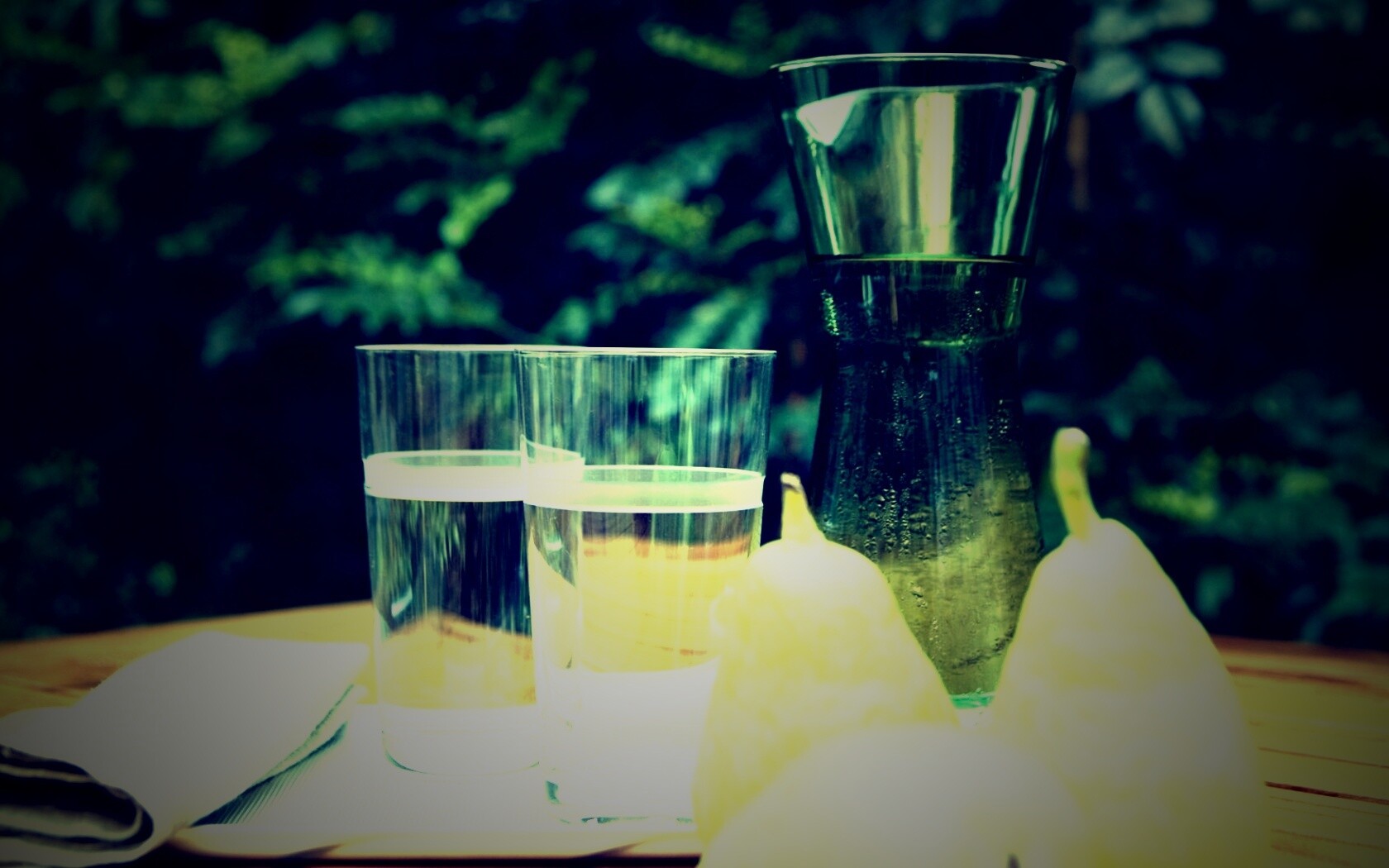 Стол с грушами обои