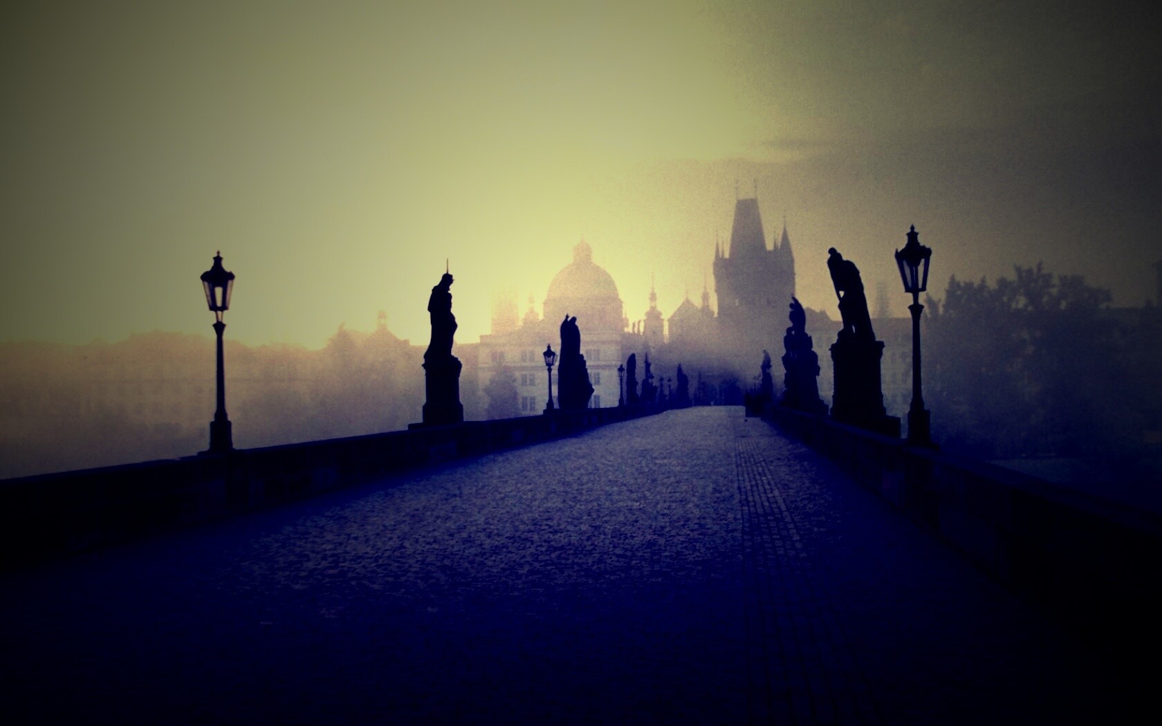 Мост с скульптурами обои