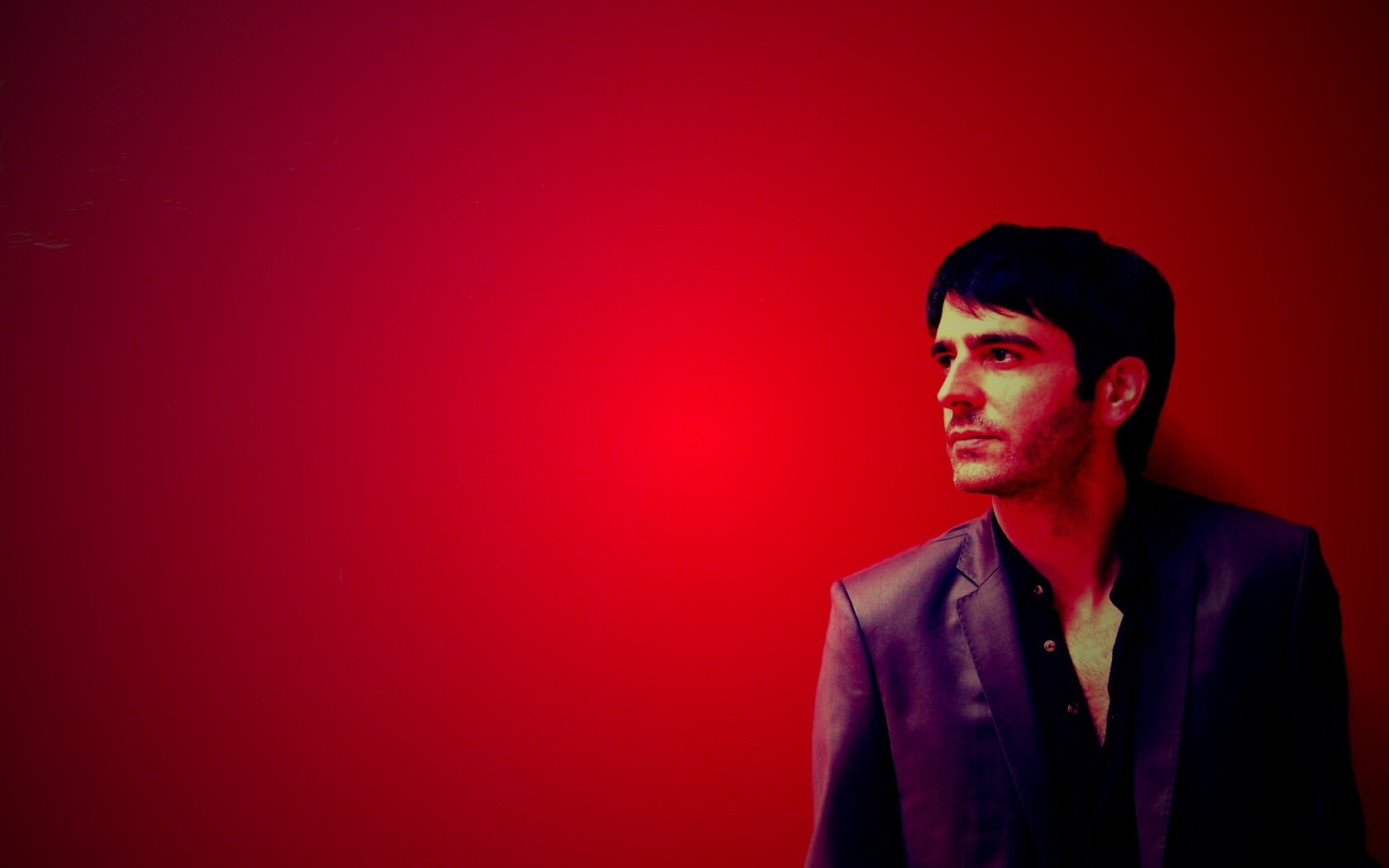 На красном фоне обои