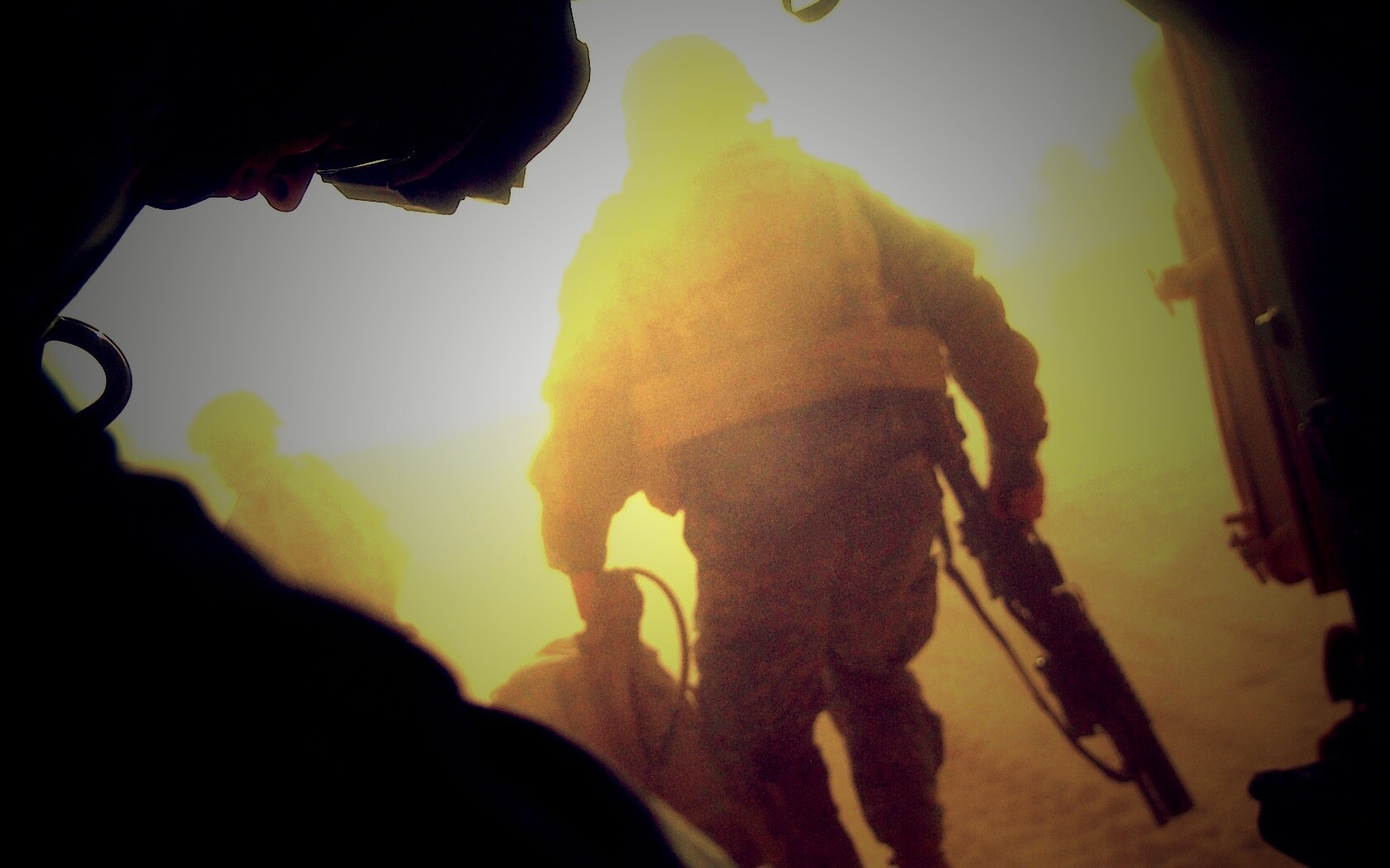 Солдаты выходят из броневика обои