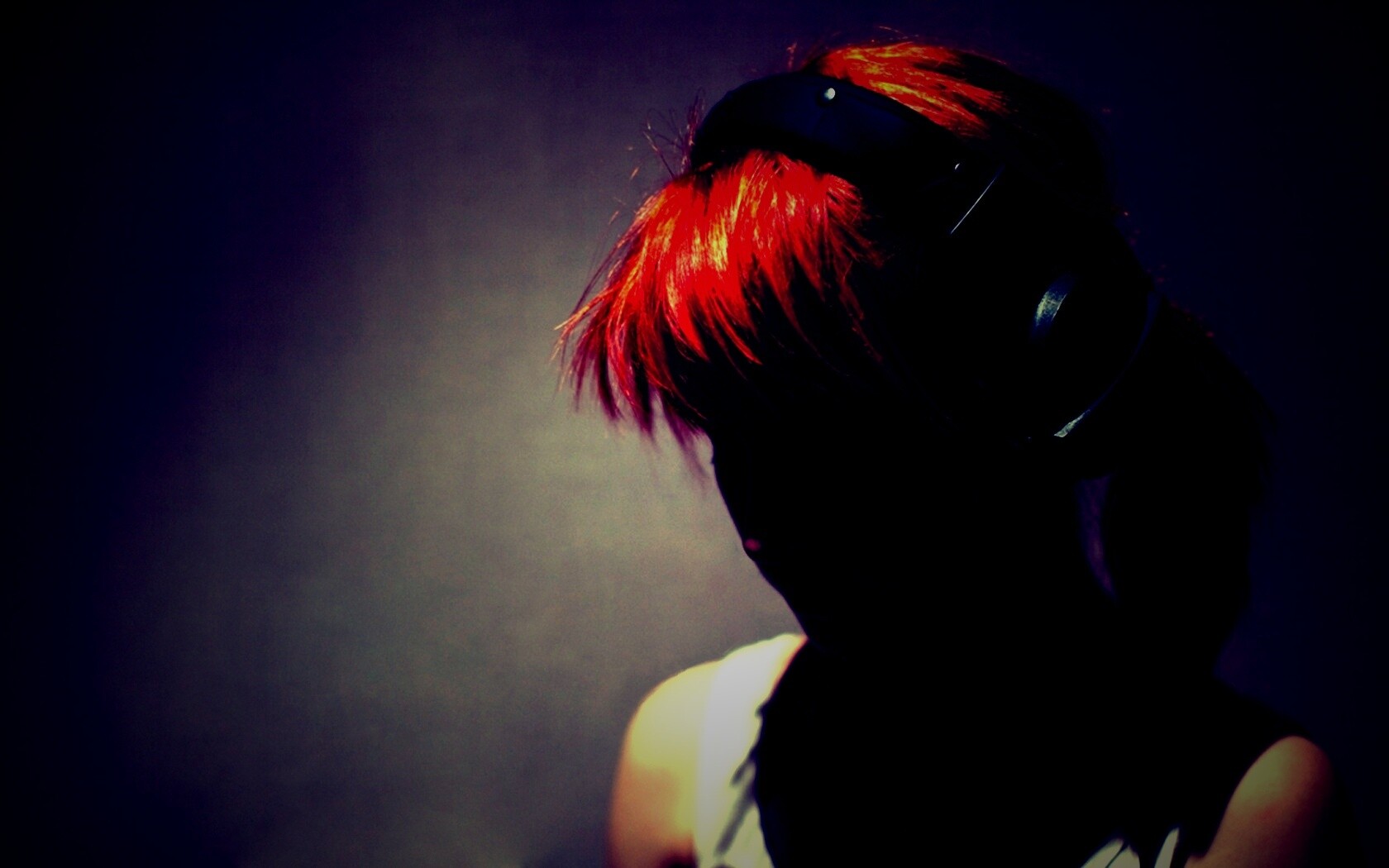 Рыжая в наушниках обои