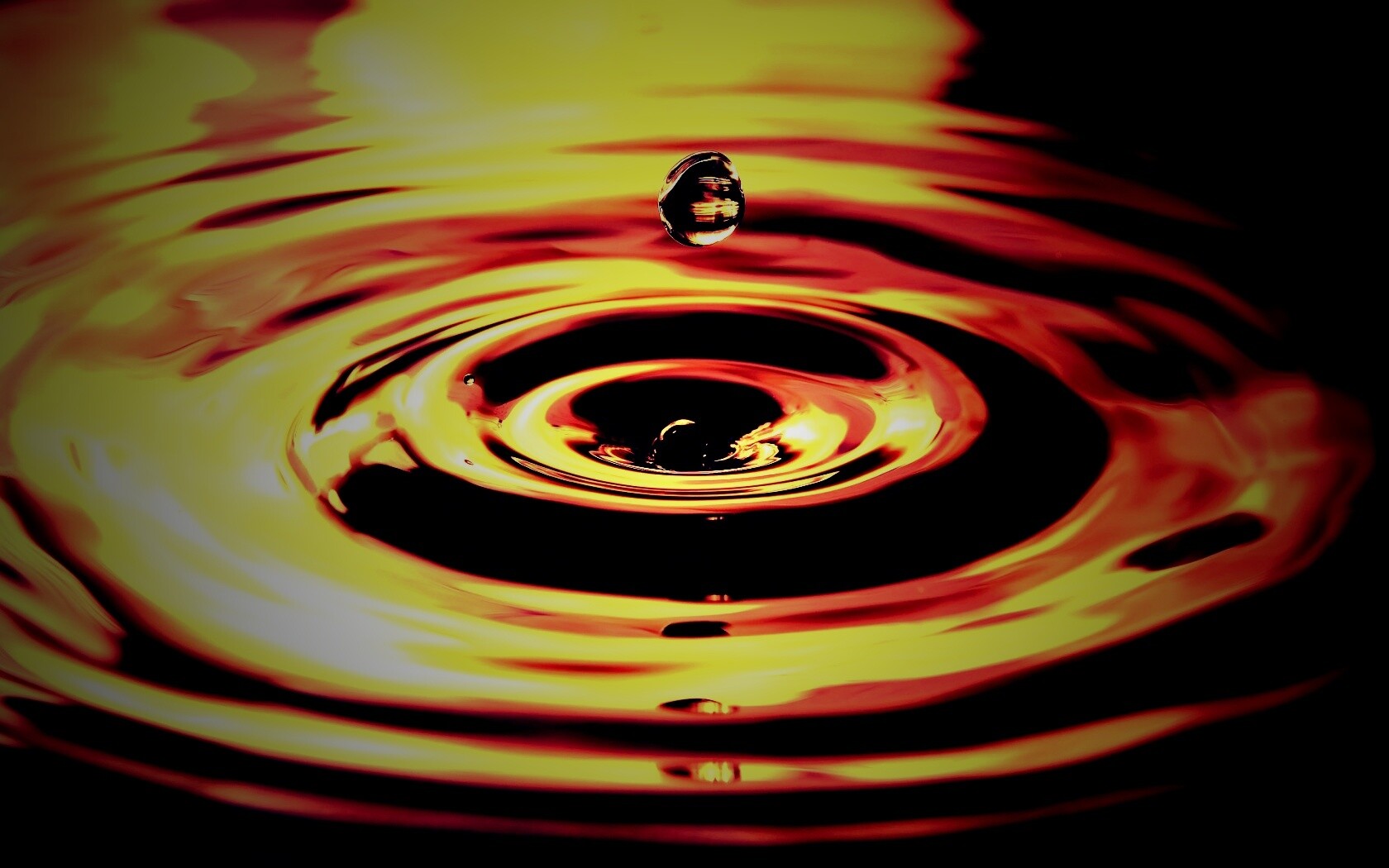 Капля падает в воду обои
