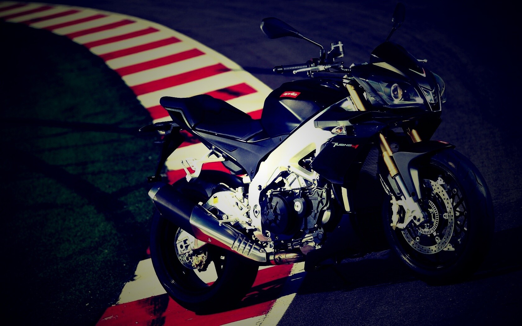 Спортивный мотоцикл Априлия на треке  обои