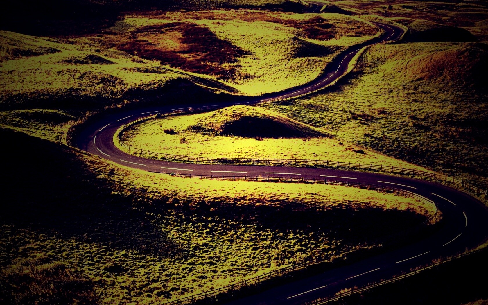 Дорога петляет меж холмов обои