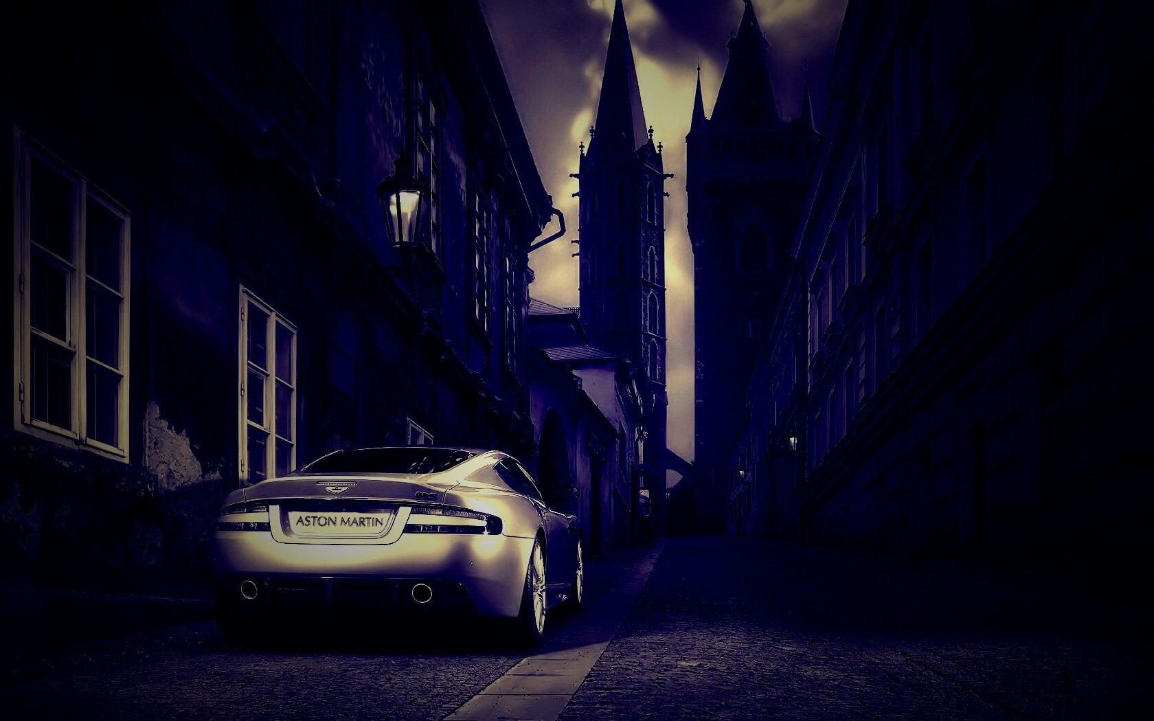 Aston Martin в старинном городе обои