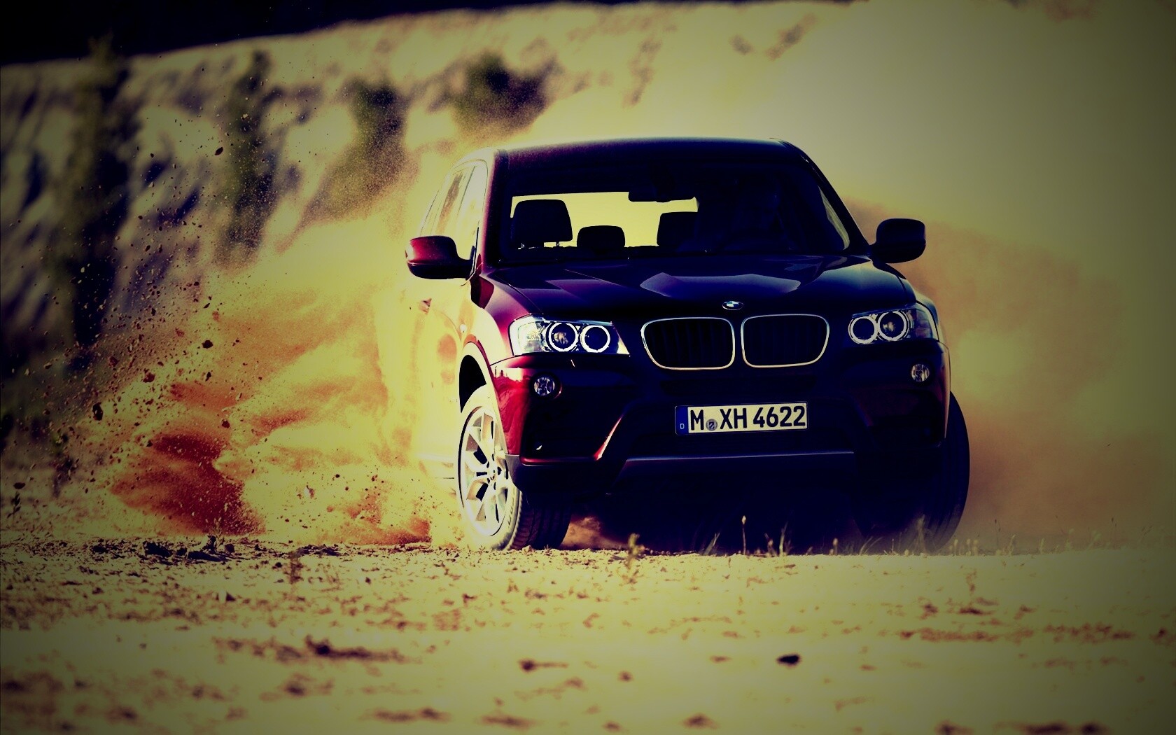 Кроссовер BMW в заносе обои