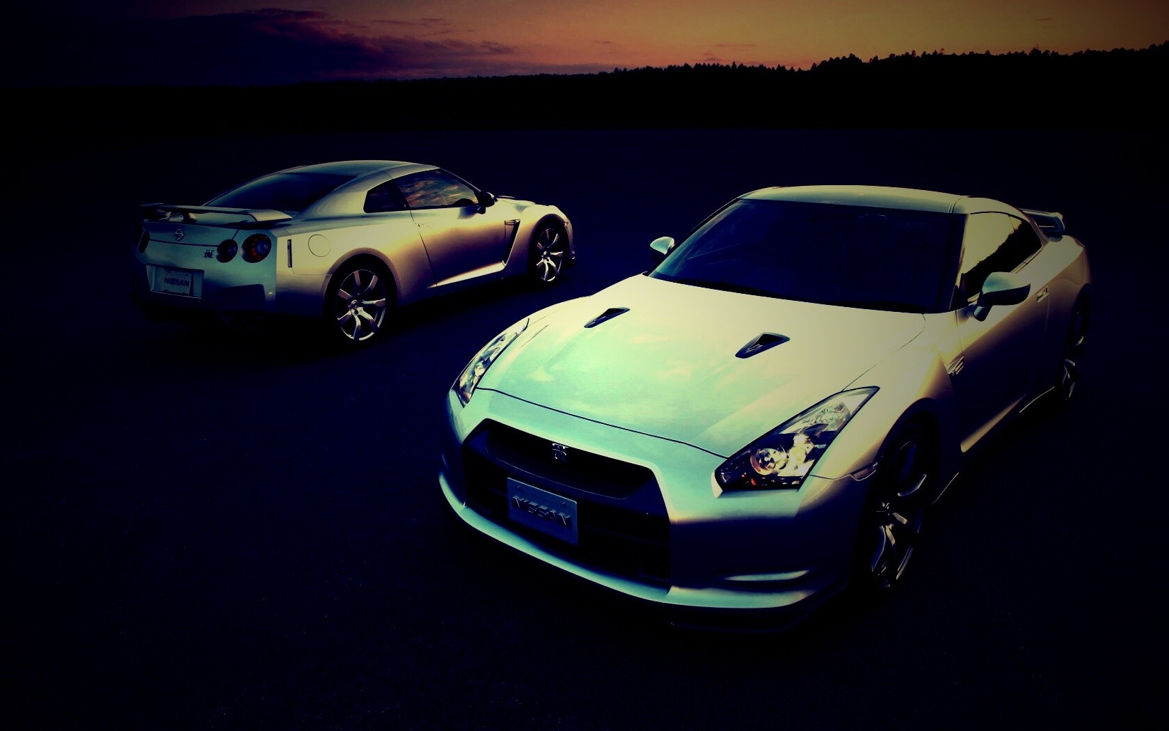 Nissan с двух ракурсов обои