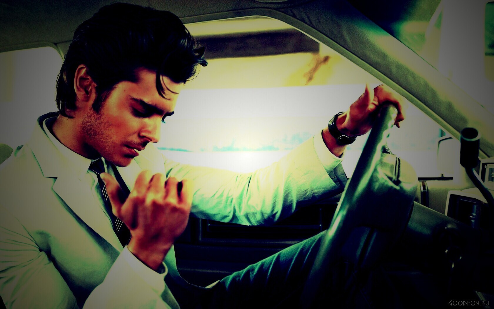 Мужчина прикуривает в машине обои