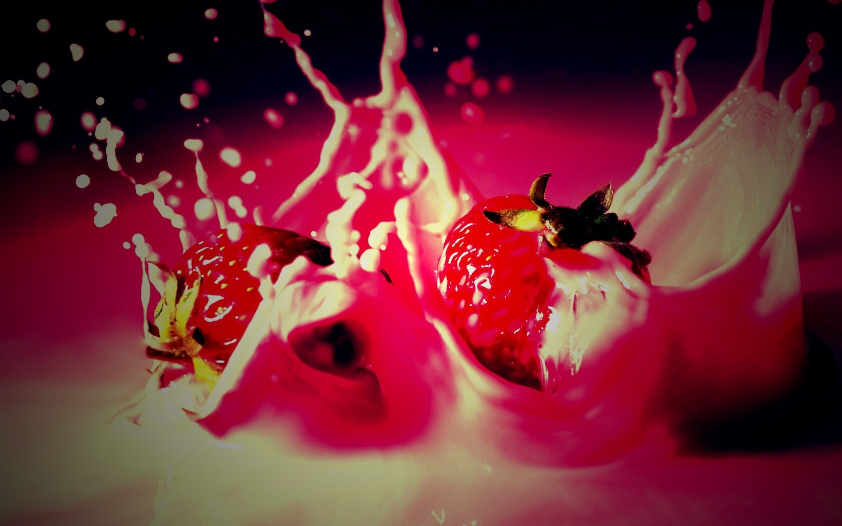 Сочная клубника с молоком обои