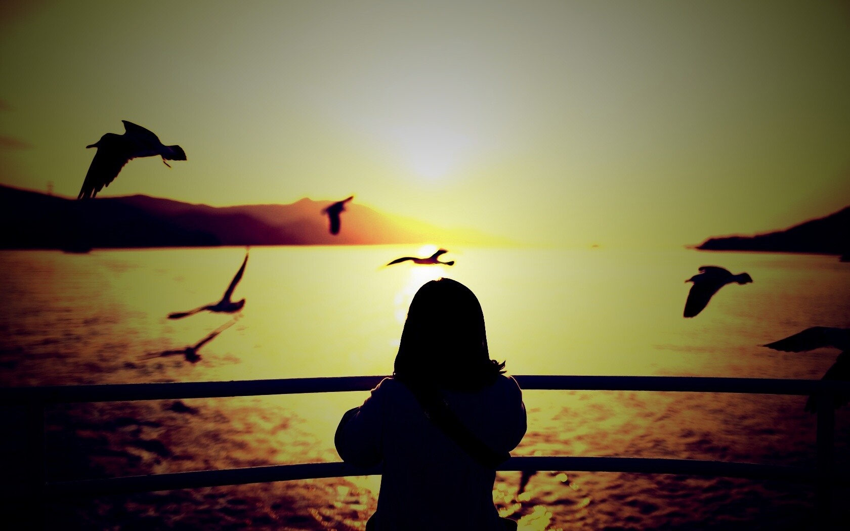 Девочка глядит на озеро обои