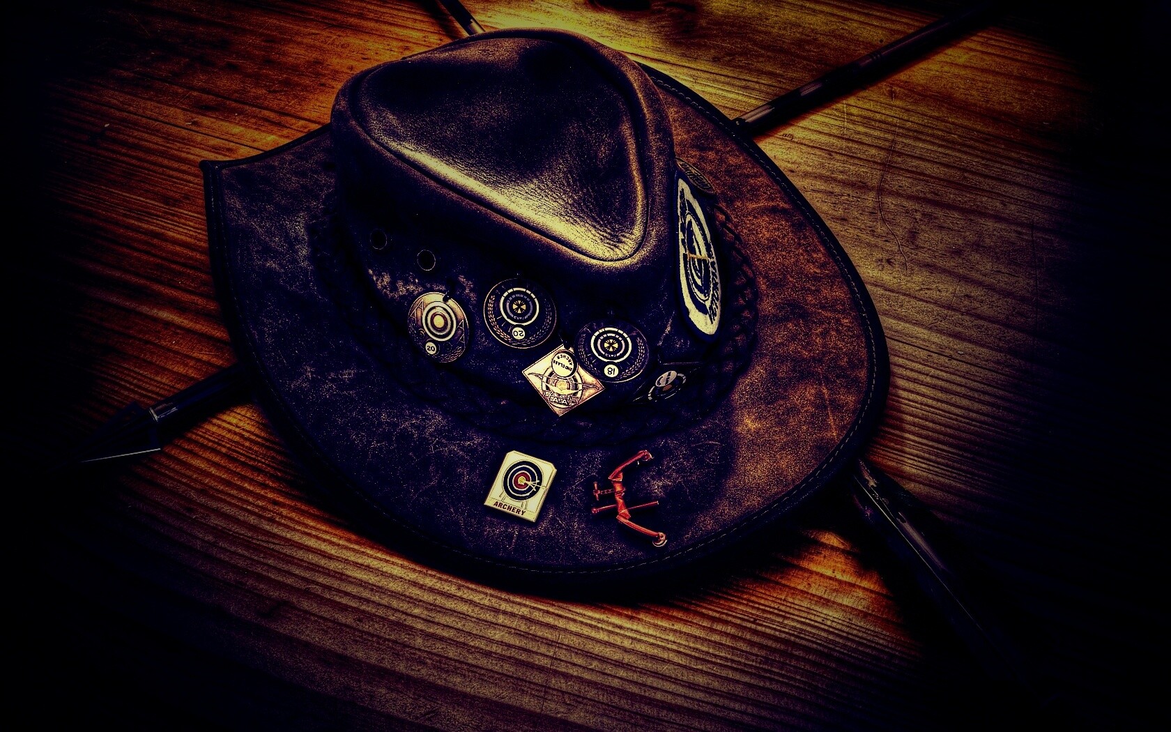 Шляпа и стрелы обои