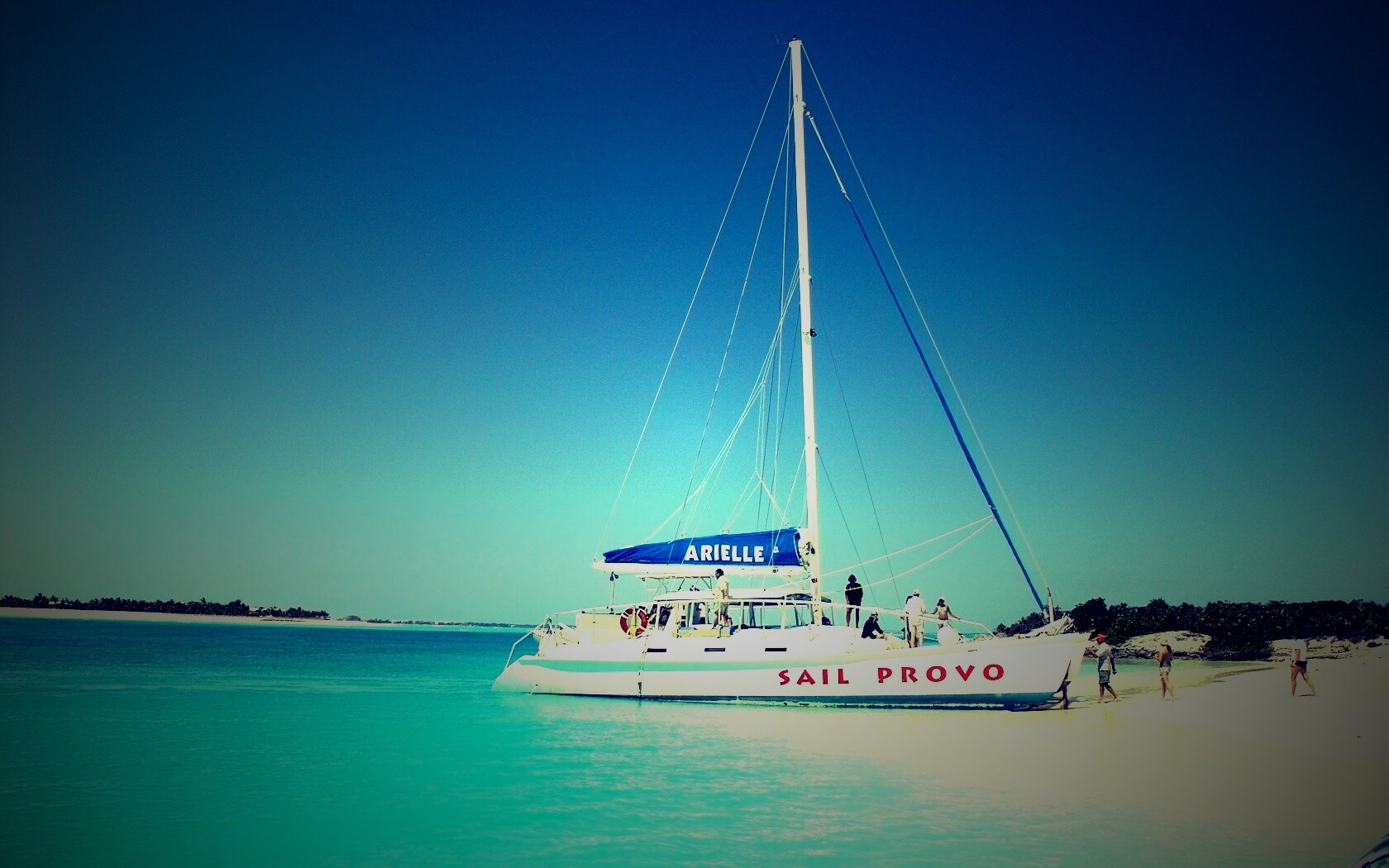 Яхта в голубой лагуне обои