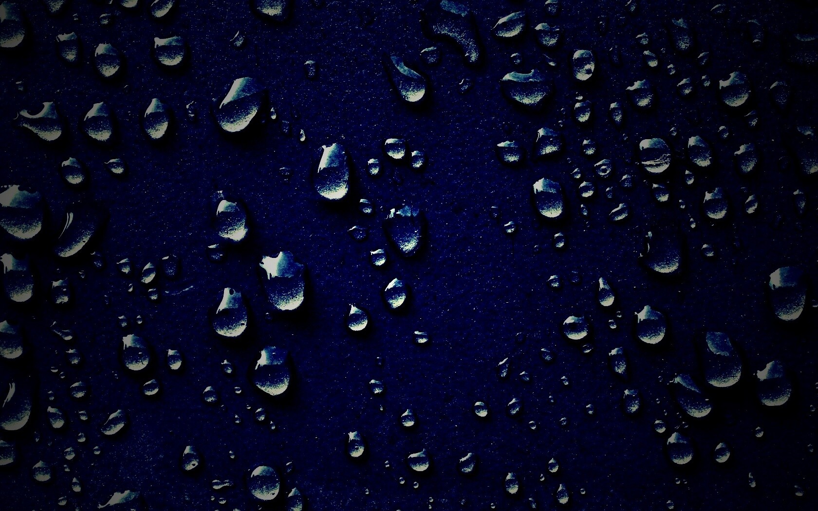 Капли воды на темной поверхности обои