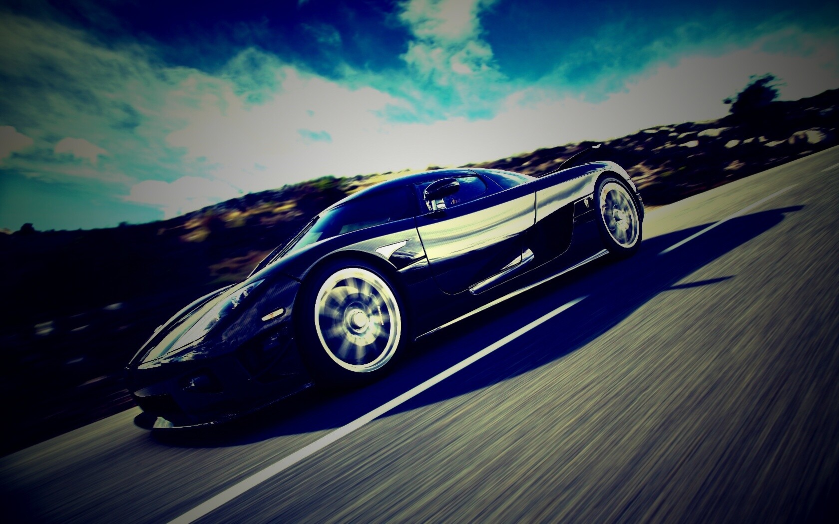 Автомобиль Koenigsegg мчится по трассе обои