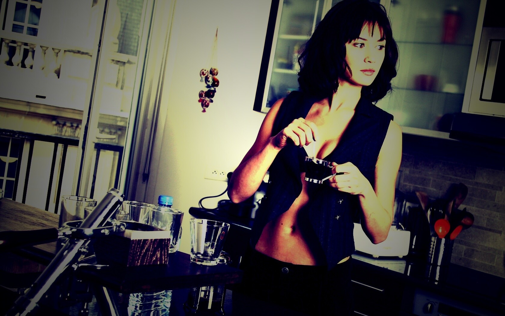 Ольга Куриленко пьет кофе обои