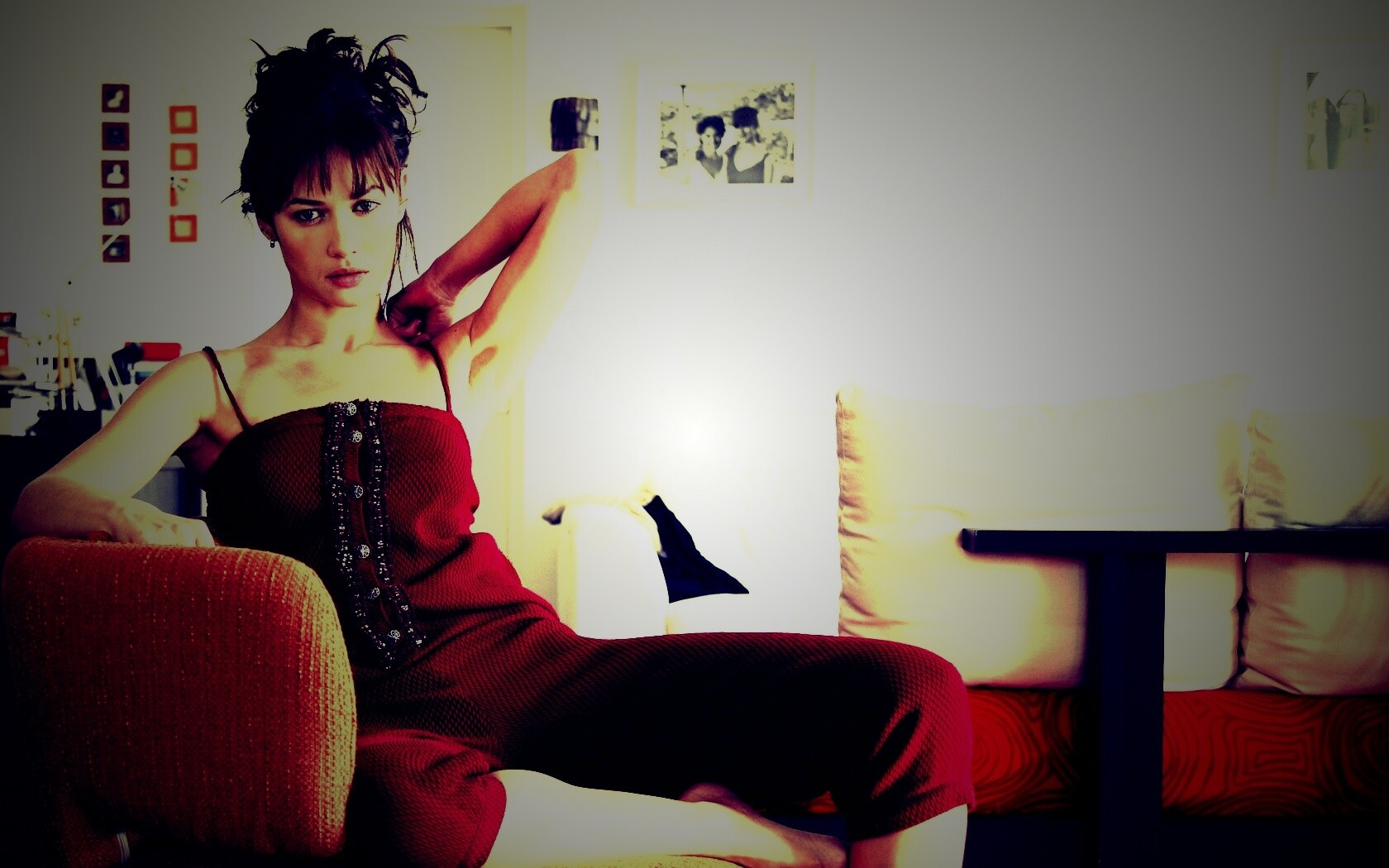 Ольга Куриленко на кресле обои