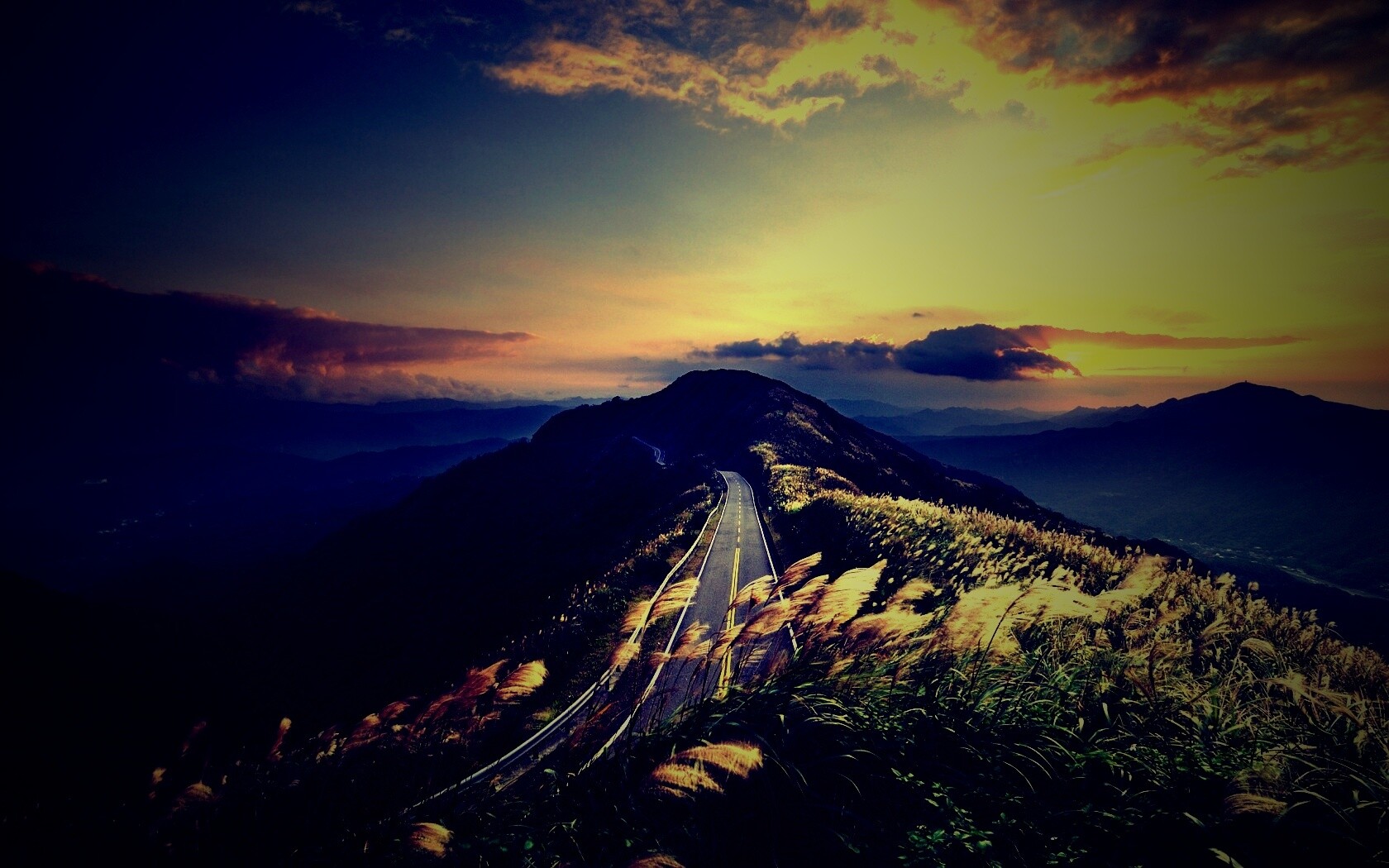 Дорога вдоль вершины холма обои