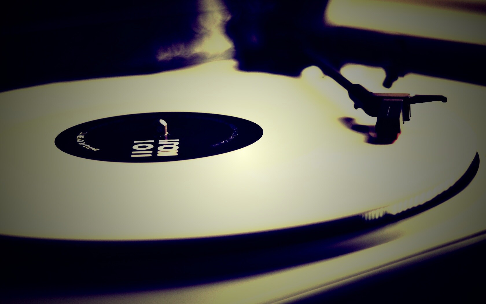 Пластинка на пульте диджея обои