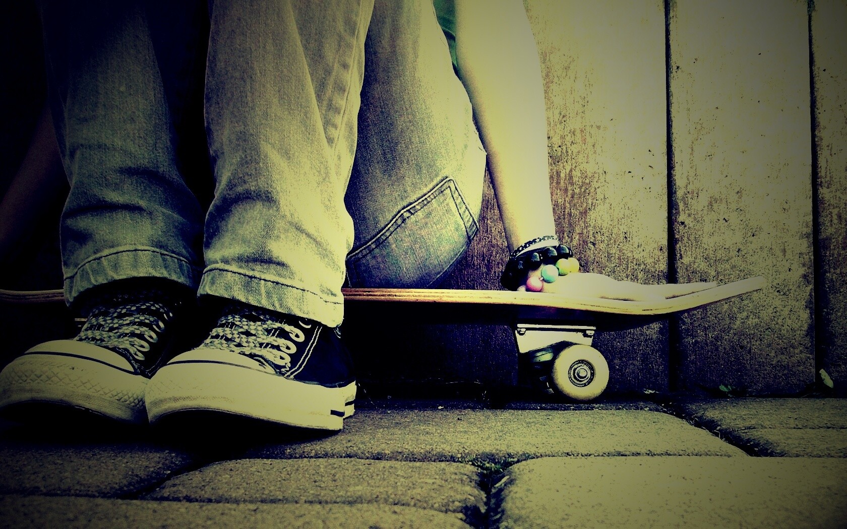 Девушка сидящая на скейте обои