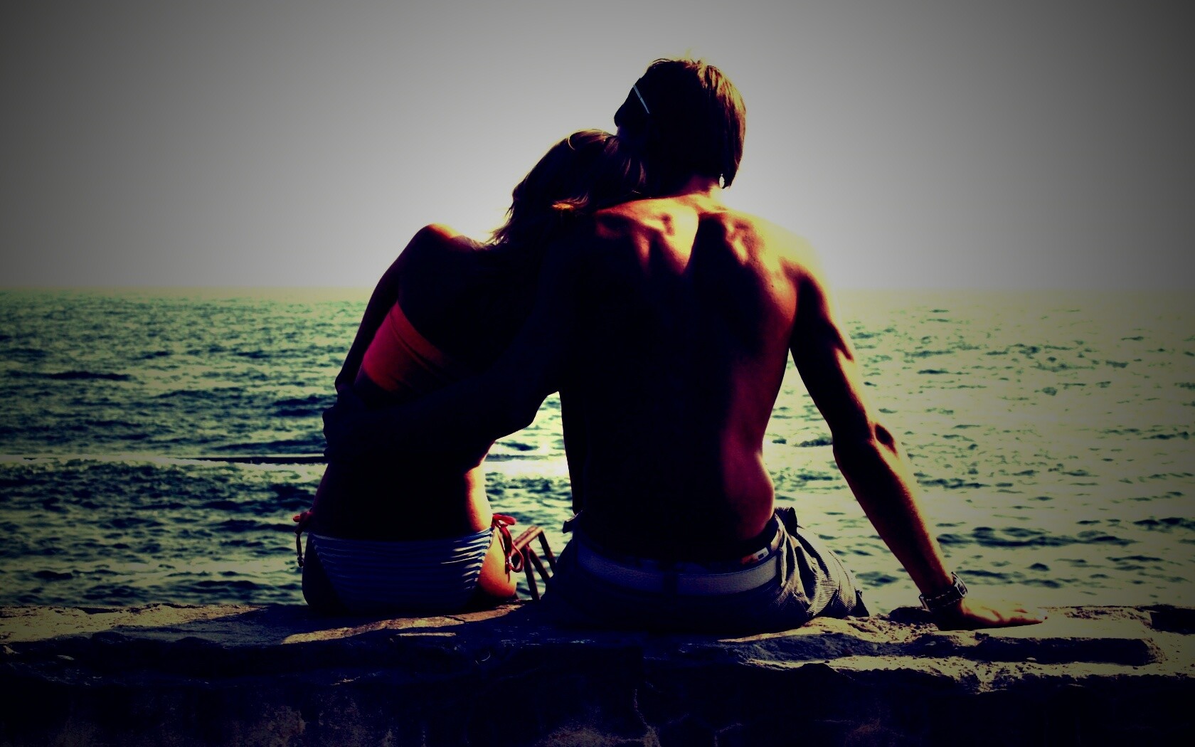 Девушка и парень у моря обои