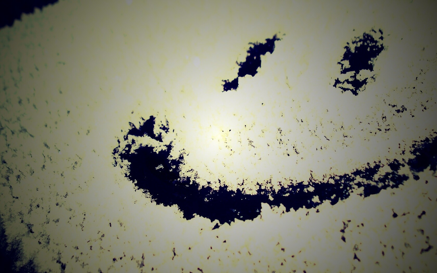 Смайлик на заснеженном стекле обои