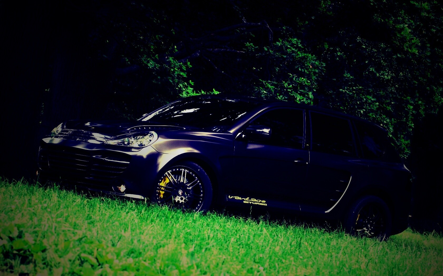 Концепт внедорожника в лесу обои