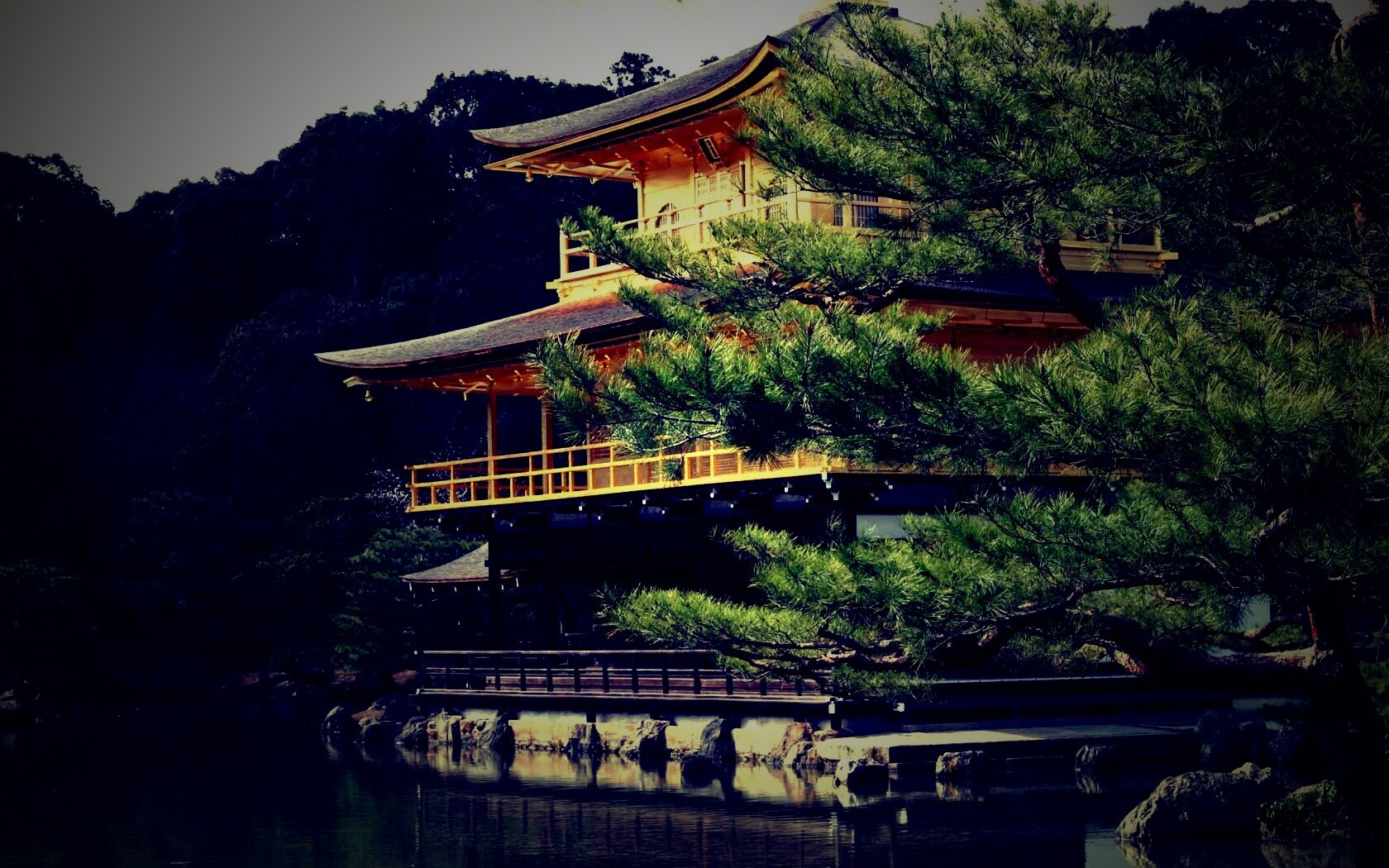 Пагода на берегу озера обои