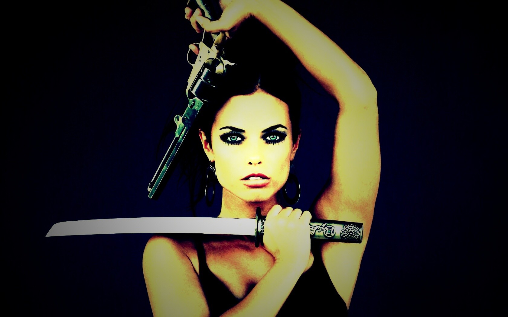 Девушка с мечом и пистолетом обои