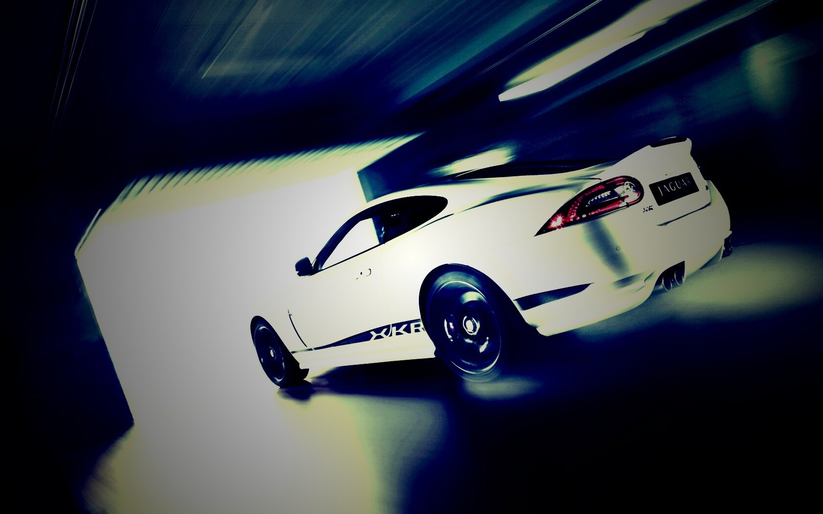 Белый ягуар в гараже обои