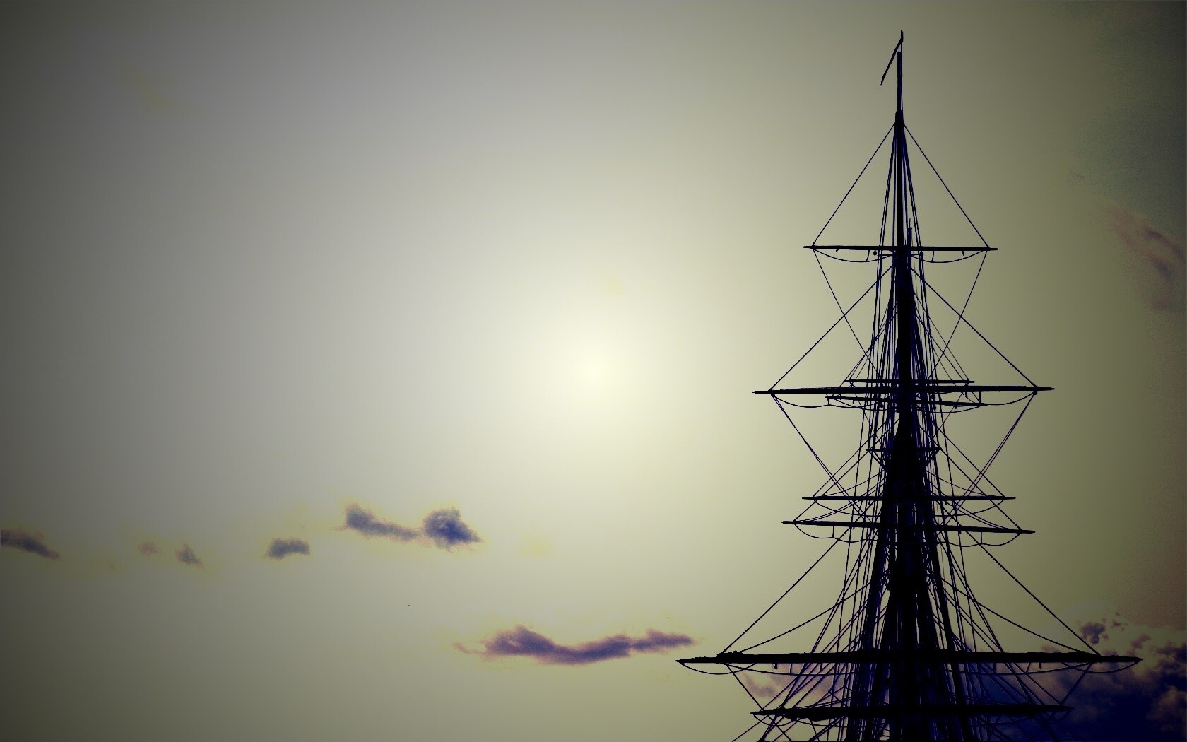 Мачта корабля на фоне неба обои