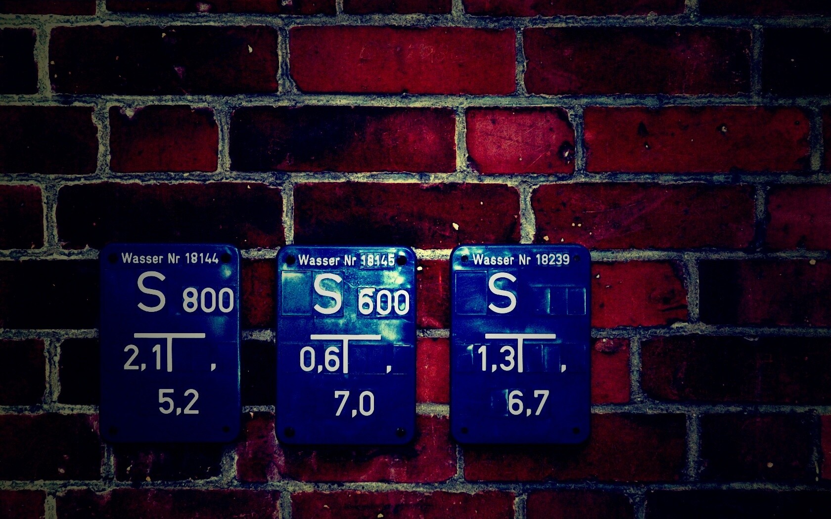 Стена с обозначениями обои