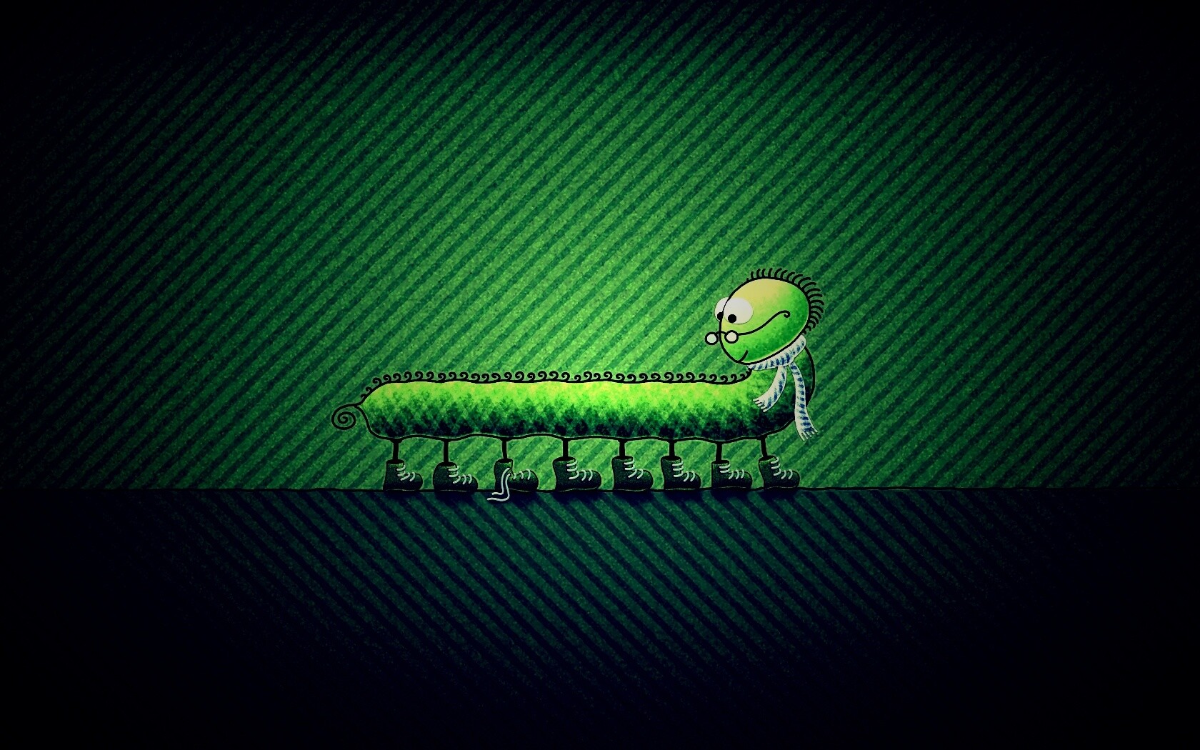 Гусеница в ботинках обои