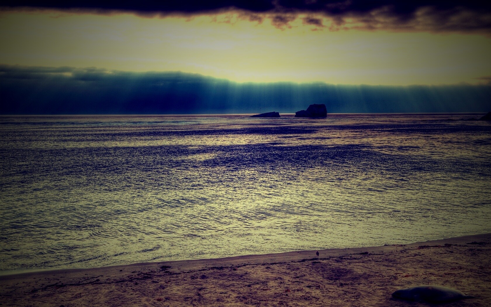 Пляж на фоне светящегосы неба обои