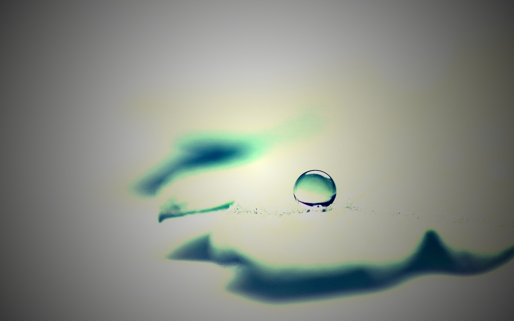 Капля на замёрзжем листе обои