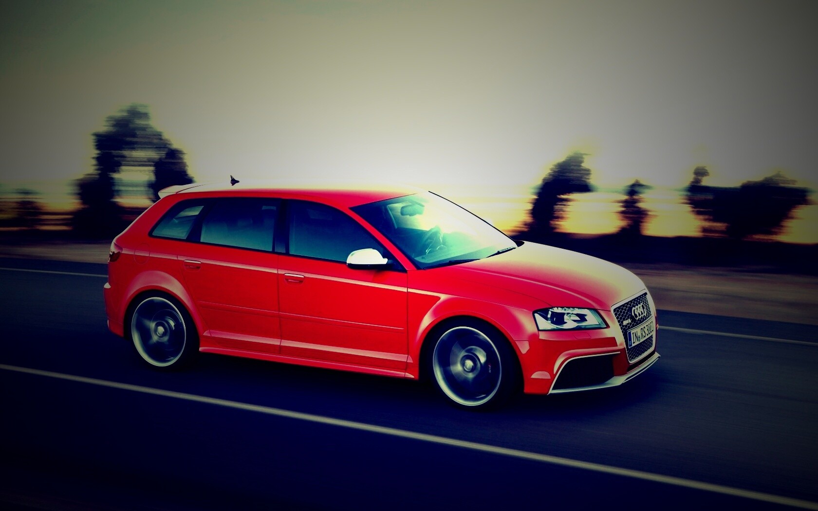 Красная Audi модели RS3 на дороге обои