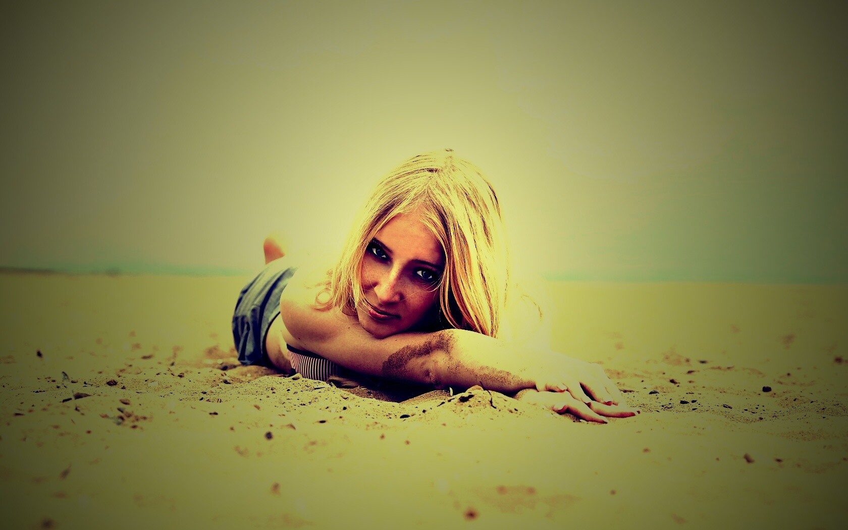Девушка на песке обои